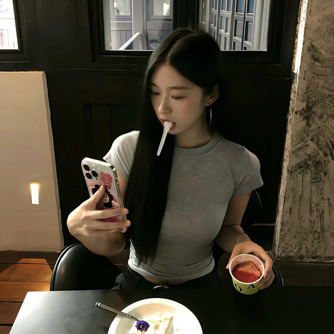 夏娃的对面房封面